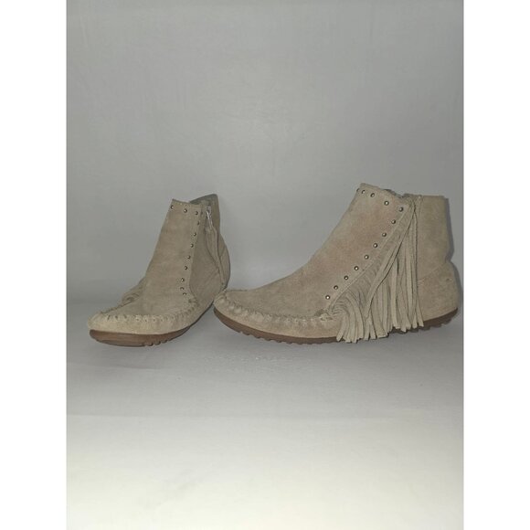 MinneTonka Suede Fringe Ankle Boots With Side Zippers Rivet Details & Rubber Sol - Picture 2 of 12